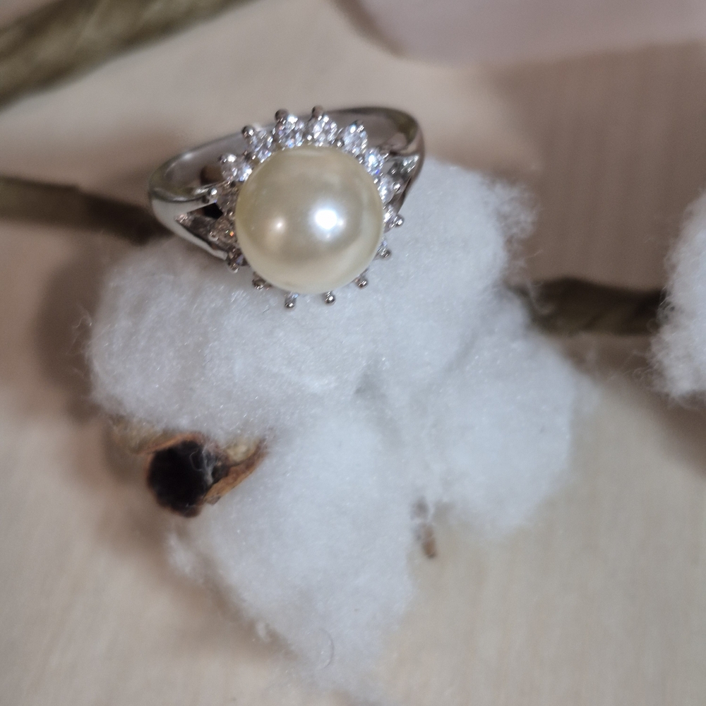 💛🤍NEW💛🤍 PRETTY!! Vintage Pearl And CZ Ring In SILVER Plating
